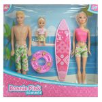 Familia-con-tabla-de-surf-y-accesorios-de-playa