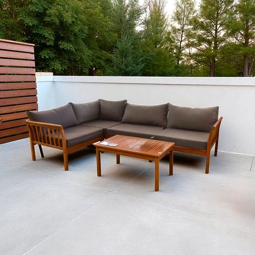 Sofá esquinero exterior + mesa con almohadones